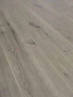 Swiss Noblesse Artisan Gris Wide 8mm Laminatgulv